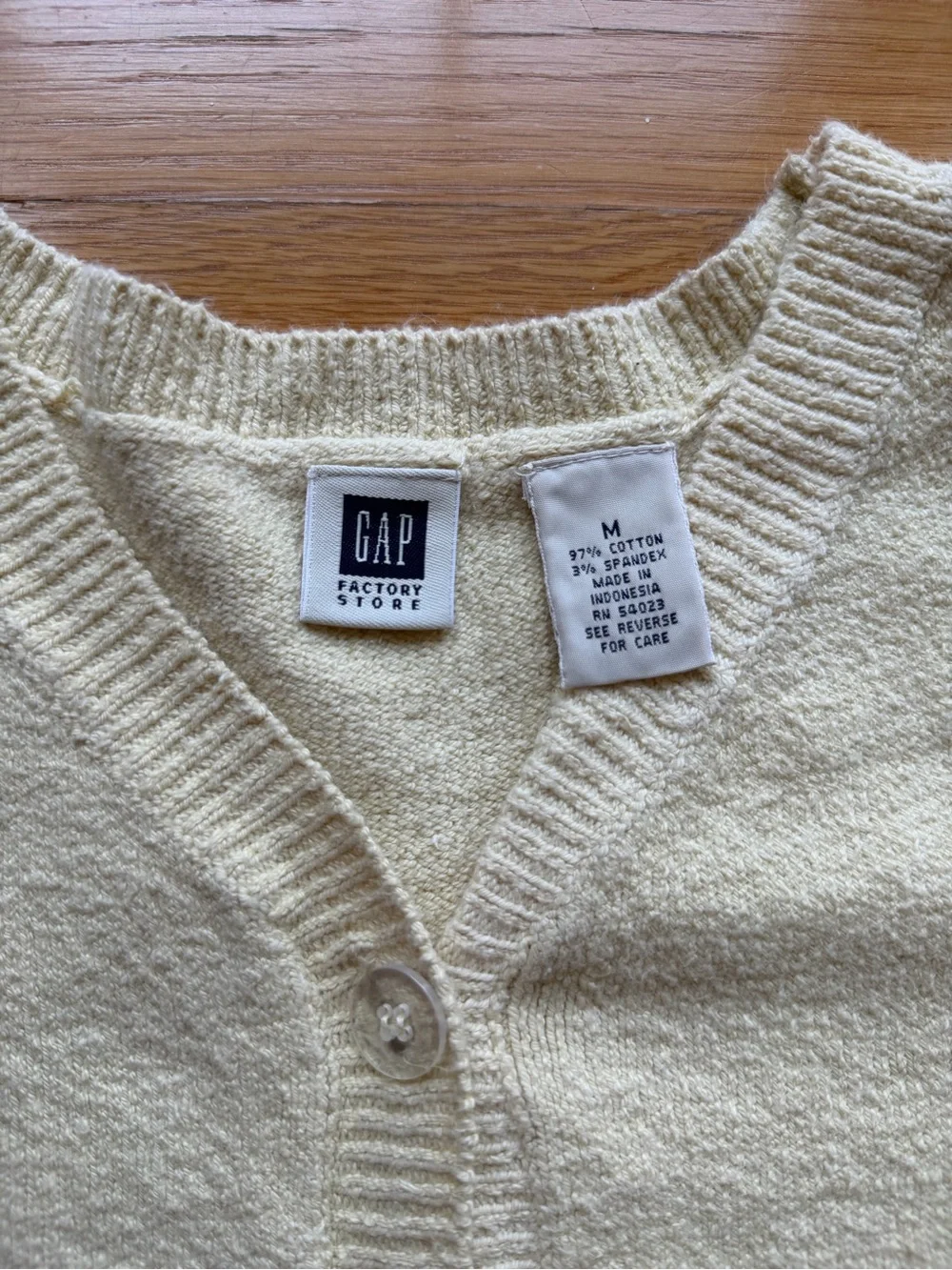 Vintage Y2K GAP Butter Yellow Short Sleeve Knit Cardigan Sweater - Size M - Picture 3 of 6